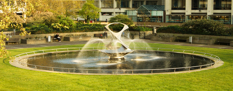 城市公園與一個(gè)高的噴泉