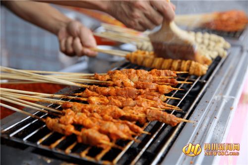 樂山美食又火了 缽缽雞、麻辣燙、蛋烘糕一站式打卡，農(nóng)副土特產(chǎn)品添彩